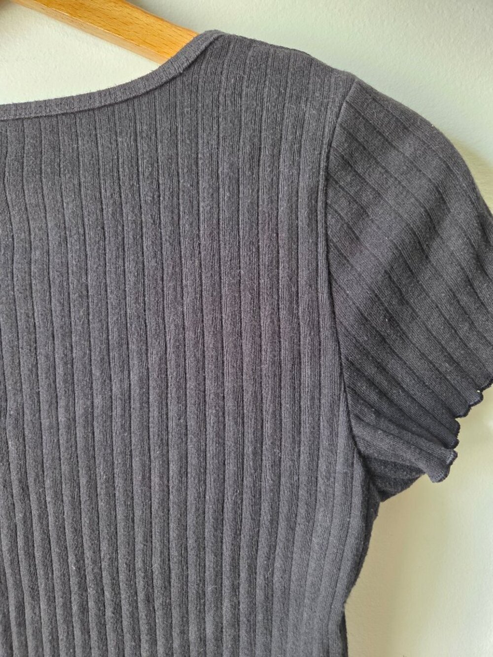EUC AMERICAN EAGLE RIBBED SCOOP NECK TEE BUTTONED SIZE SMALL - Picture 5 of 12